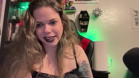 Snapshot of libbydeetzxxx chatting on 12-19-24, 02:02 Libby Deetz online show from 12-19-24, 02:02