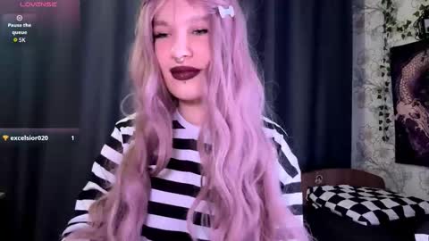 Lola online show from 10-17-25, 07:38