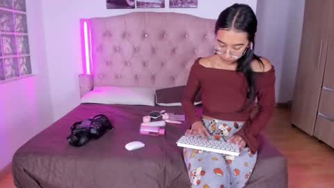 Snapshot of liittle__baby chatting on 02-03-26, 11:37 Valery online show from 02-03-26, 11:37