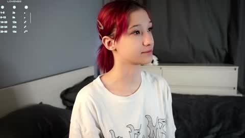 Snapshot of likalens chatting on 12-15-25, 11:36 Emi online show from 12-15-25, 11:36