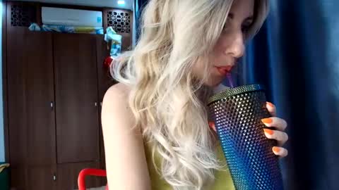 Snapshot of like_firebird chatting on 03-10-25, 10:04 Mia                   Onlyfans link -  online show from 03-10-25, 10:04
