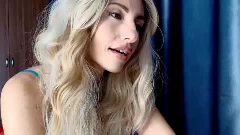 Snapshot of like_firebird chatting on 09-10-25, 06:35 Mia                   Onlyfans link -  online show from 09-10-25, 06:35