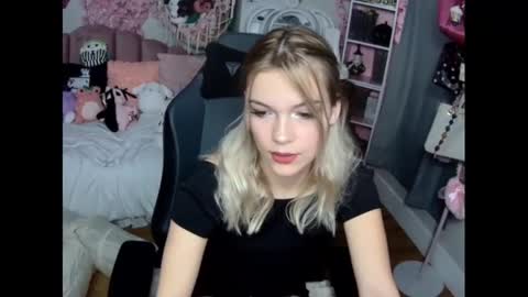 Snapshot of lil__bunny2005 chatting on 12-01-24, 07:47 Lil Bunny online show from 12-01-24, 07:47