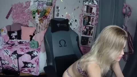 Snapshot of lil__bunny2005 chatting on 01-07-25, 11:14 Lil Bunny online show from 01-07-25, 11:14