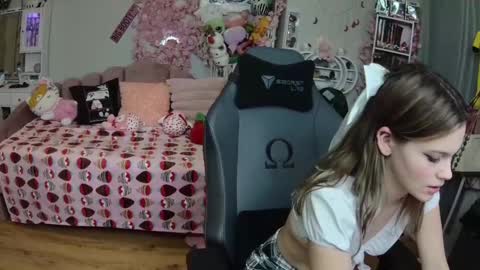 Snapshot of lil__bunny2005 chatting on 02-02-25, 04:15 Lil Bunny online show from 02-02-25, 04:15