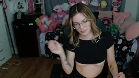 Snapshot of lil__bunny2005 chatting on 02-25-25, 06:25 Lil Bunny online show from 02-25-25, 06:25