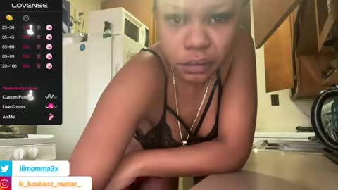 Snapshot of lil_momma422 chatting on 12-15-24, 01:22 MOMMA LUV online show from 12-15-24, 01:22