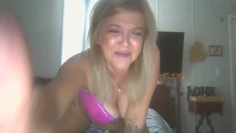 Snapshot of lilblonde412 chatting on 10-20-25, 01:55 lilblonde412 online show from 10-20-25, 01:55