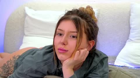 Mia online show from 02-22-25, 01:24