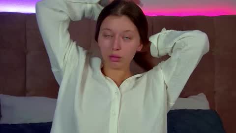 Mia online show from 10-06-25, 06:44