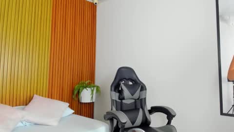 L I L I online show from 12-02-25, 02:17