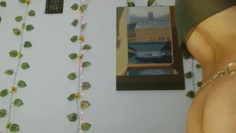 Snapshot of liliandoll chatting on 10-22-25, 01:28 yesica online show from 10-22-25, 01:28