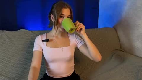 Snapshot of lilianlees chatting on 10-21-25, 03:02 LilianLees online show from 10-21-25, 03:02