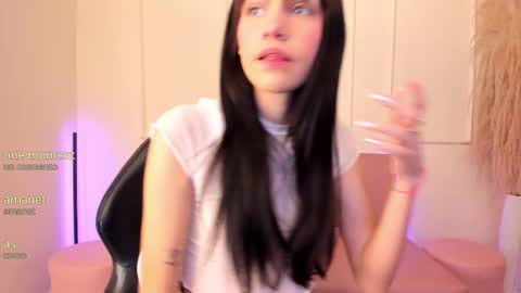 Snapshot of lilily_lv chatting on 11-21-25, 12:15 Lilly online show from 11-21-25, 12:15