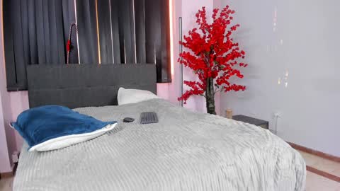 Snapshot of lilith_and_marcusblain chatting on 12-27-24, 10:16 Lili  Marcus online show from 12-27-24, 10:16