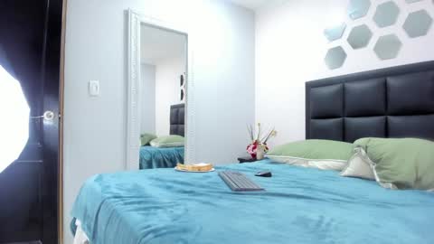 Snapshot of lilith_and_marcusblain chatting on 01-18-25, 03:05 Lili  Marcus online show from 01-18-25, 03:05