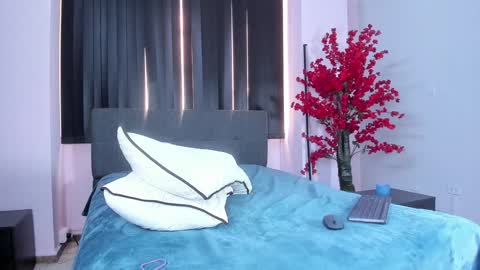 Snapshot of lilith_and_marcusblain chatting on 01-22-25, 10:15 Lili  Marcus online show from 01-22-25, 10:15