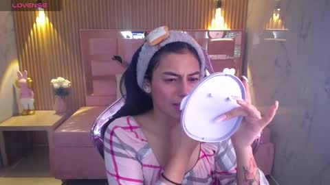 Snapshot of lilith_petit_sub chatting on 02-21-25, 01:22 Lilith  online show from 02-21-25, 01:22