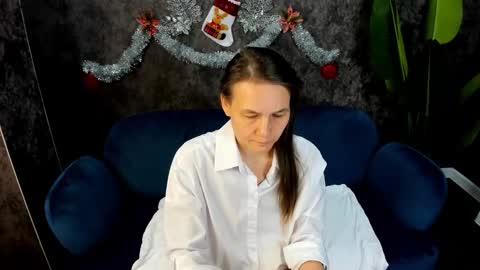 Snapshot of lillian_white1 chatting on 12-31-24, 12:32 lillian_white1 online show from 12-31-24, 12:32