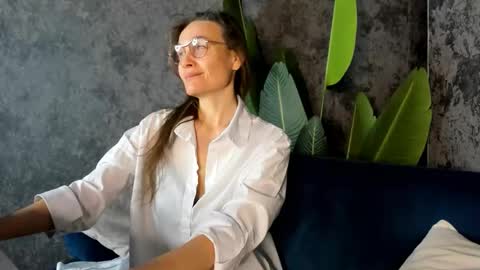 Snapshot of lillian_white1 chatting on 10-20-25, 11:49 lillian_white1 online show from 10-20-25, 11:49