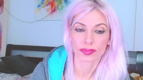 Lara online show from 02-25-25, 05:08