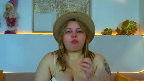 Snapshot of lillianhaig chatting on 12-15-25, 06:17 LillianHaig online show from 12-15-25, 06:17