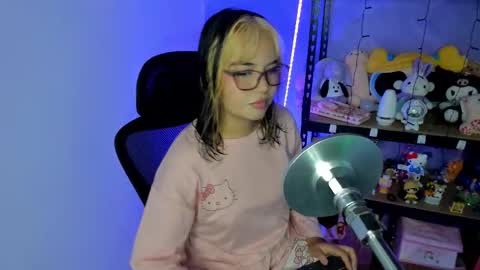 Snapshot of lilly_kinky chatting on 10-25-25, 02:41 Lilly  online show from 10-25-25, 02:41