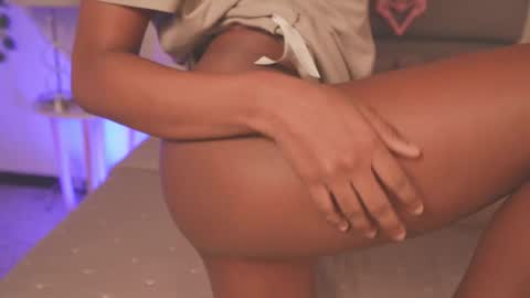 Snapshot of lily_miiller chatting on 11-26-25, 08:43 Lily Miiller online show from 11-26-25, 08:43