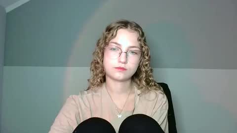Snapshot of lily_tayberry chatting on 09-08-25, 03:22 small lily online show from 09-08-25, 03:22