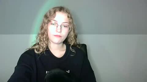 Snapshot of lily_tayberry chatting on 10-01-25, 03:18 small lily online show from 10-01-25, 03:18