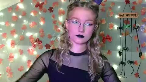Snapshot of lily_tayberry chatting on 10-29-25, 06:09 small lily online show from 10-29-25, 06:09