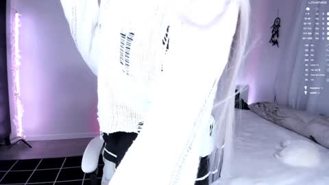 Snapshot of lily_weep chatting on 12-07-24, 01:47 Lily online show from 12-07-24, 01:47