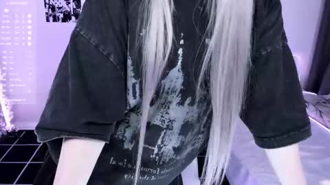 Snapshot of lily_weep chatting on 10-23-25, 04:01 Lily online show from 10-23-25, 04:01