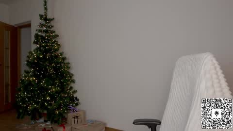 Snapshot of lilyewing_ chatting on 12-27-24, 02:43 Lily   online show from 12-27-24, 02:43