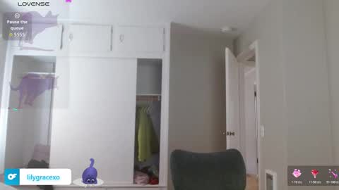 Lily Grace online show from 10-31-25, 08:10