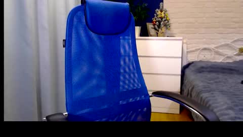 Lily online show from 12-17-25, 07:03