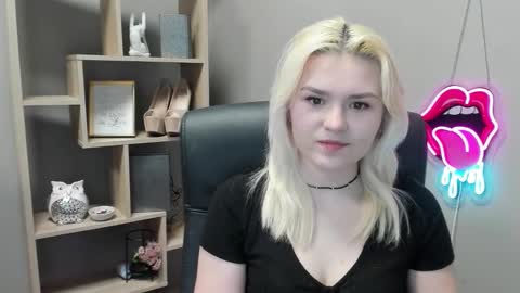 Snapshot of lilysweetxo chatting on 02-25-26, 02:48 Lily online show from 02-25-26, 02:48