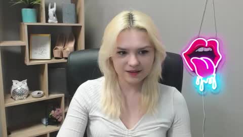 Snapshot of lilysweetxo chatting on 02-28-26, 07:42 Lily online show from 02-28-26, 07:42