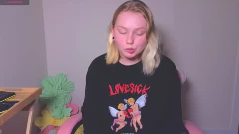 Snapshot of lime_cat chatting on 10-10-25, 01:04 lime cat online show from 10-10-25, 01:04