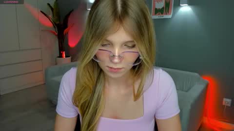 Snapshot of lina_korvin chatting on 12-15-25, 01:59 Lina online show from 12-15-25, 01:59