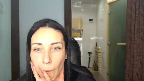 Snapshot of linalivee chatting on 11-30-25, 06:12 LinaLivee online show from 11-30-25, 06:12