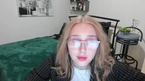 Lina online show from 01-24-25, 09:05