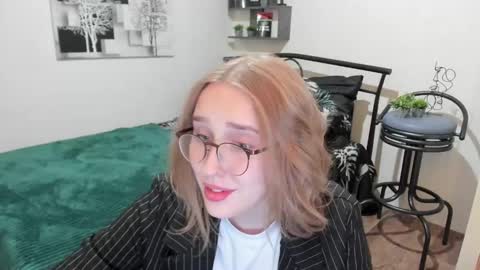 Lina online show from 01-25-25, 12:06