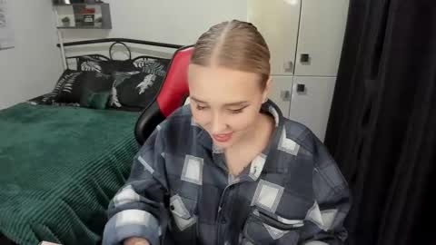 Lina online show from 09-18-25, 09:39