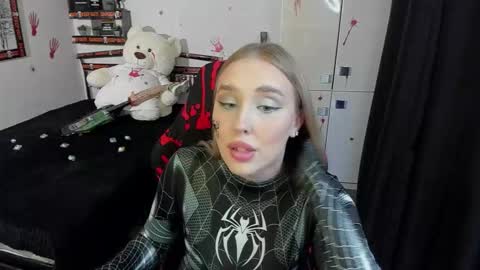 Lina online show from 10-30-25, 12:34