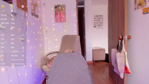 Snapshot of linda_giggle chatting on 09-18-25, 02:19 Giggles  online show from 09-18-25, 02:19