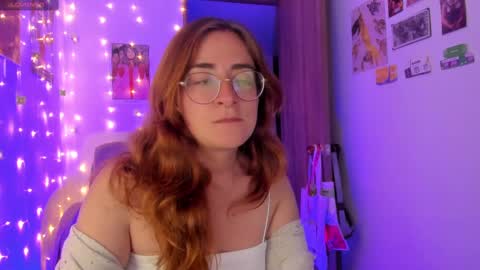 Snapshot of linda_giggle chatting on 09-29-25, 10:58 Giggles  online show from 09-29-25, 10:58