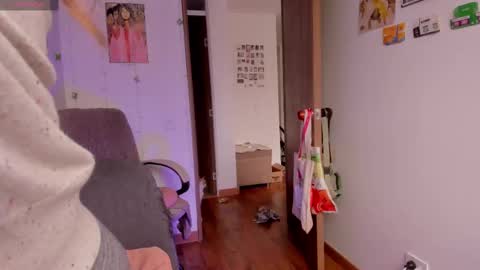 Snapshot of linda_giggle chatting on 10-02-25, 01:18 Giggles  online show from 10-02-25, 01:18