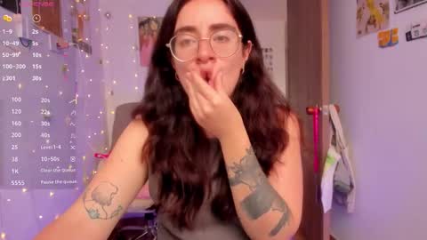 Snapshot of linda_giggle chatting on 10-21-25, 01:45 Giggles  online show from 10-21-25, 01:45