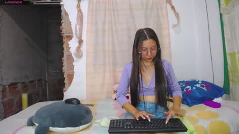 Snapshot of linda_naomi chatting on 12-26-24, 11:57 naomi online show from 12-26-24, 11:57